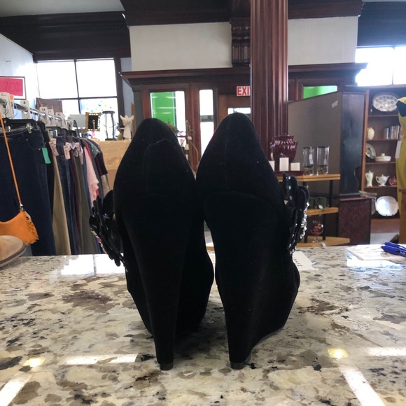 Shoes - Picture 4 of 11